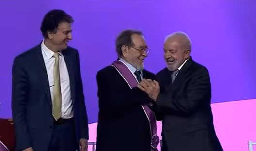 Crusoé: Lula condecora seu biógrafo e Janja (pela terceira vez)