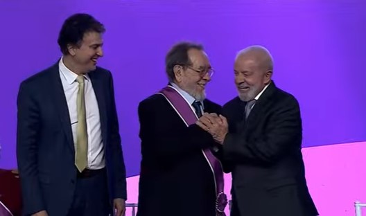 Crusoé: Lula condecora seu biógrafo e Janja (pela terceira vez)