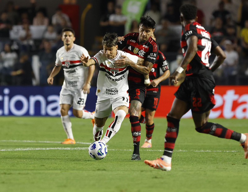 Flamengo vacila diante do São Paulo e ajuda Palmeiras no Brasileirão