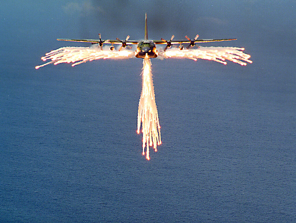 Não só os caças, mas outras aeronaves de combate, como os cargueiros, utilizam essas contramedidas - Por New Zealand Defence Force from Wellington / Wikimedia Commons