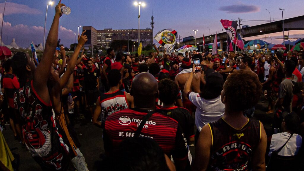 Torcida do Flamengo faz o “AeroFla” durante embarque do time