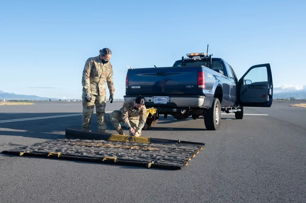 Força aérea Argentina adquire esteiras para a limpeza da pista dos novos caças F-16.