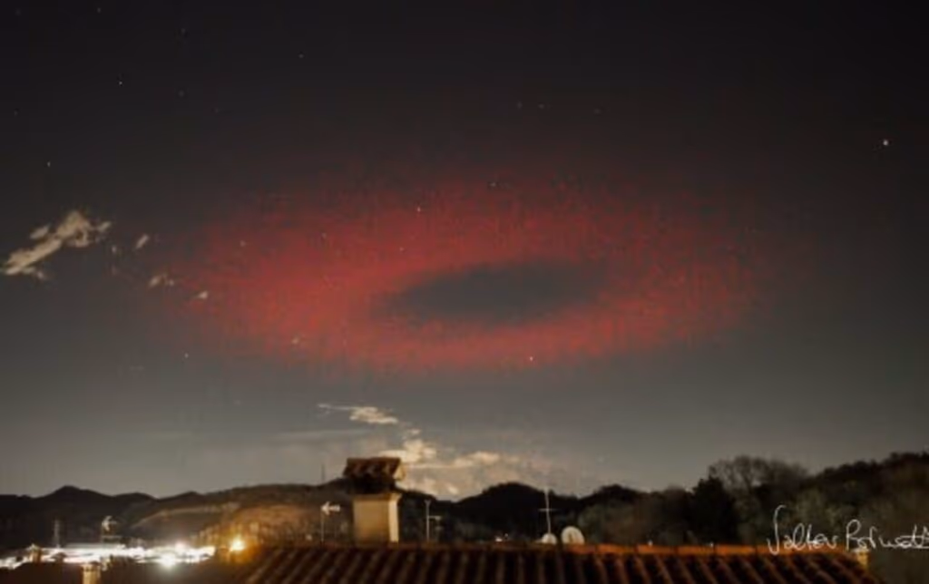 Fotógrafo registra fenômeno celeste dos “anéis vermelhos”