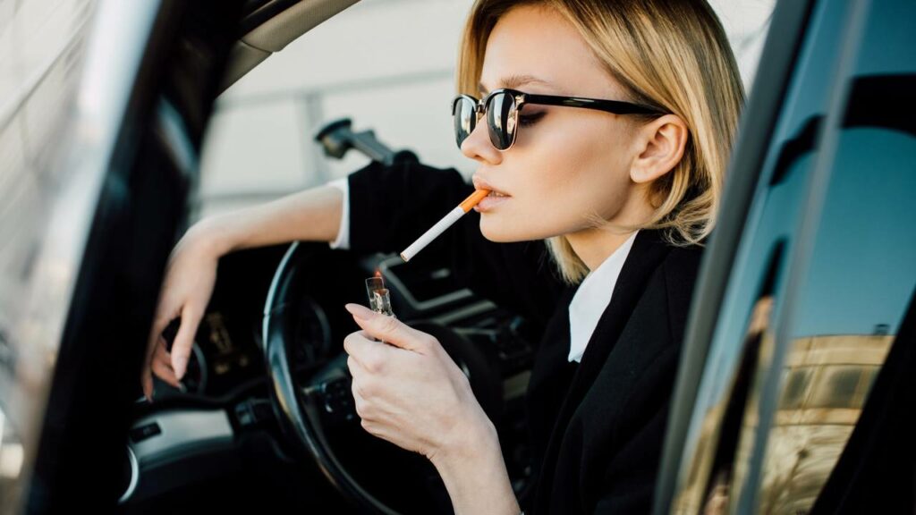 O que diz as regras de trânsito sobre fumar dentro do carro?