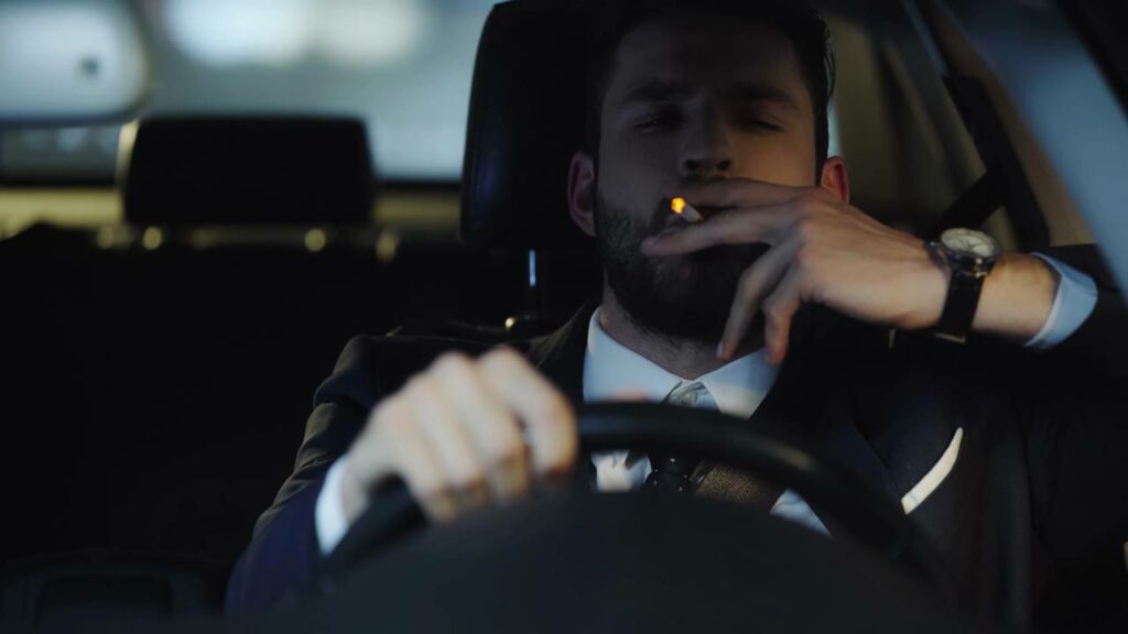 O que diz as regras de trânsito sobre fumar dentro do carro?