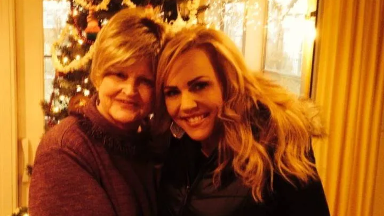 Jornalista é acusada de matar a própria mãe esfaqueada