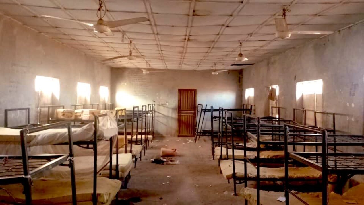 Homens armados sequestram 25 alunas em ataque a escola e deixam um morto