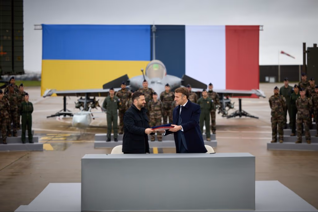 Crusoé: França reforçará Ucrânia com 100 caças Rafale