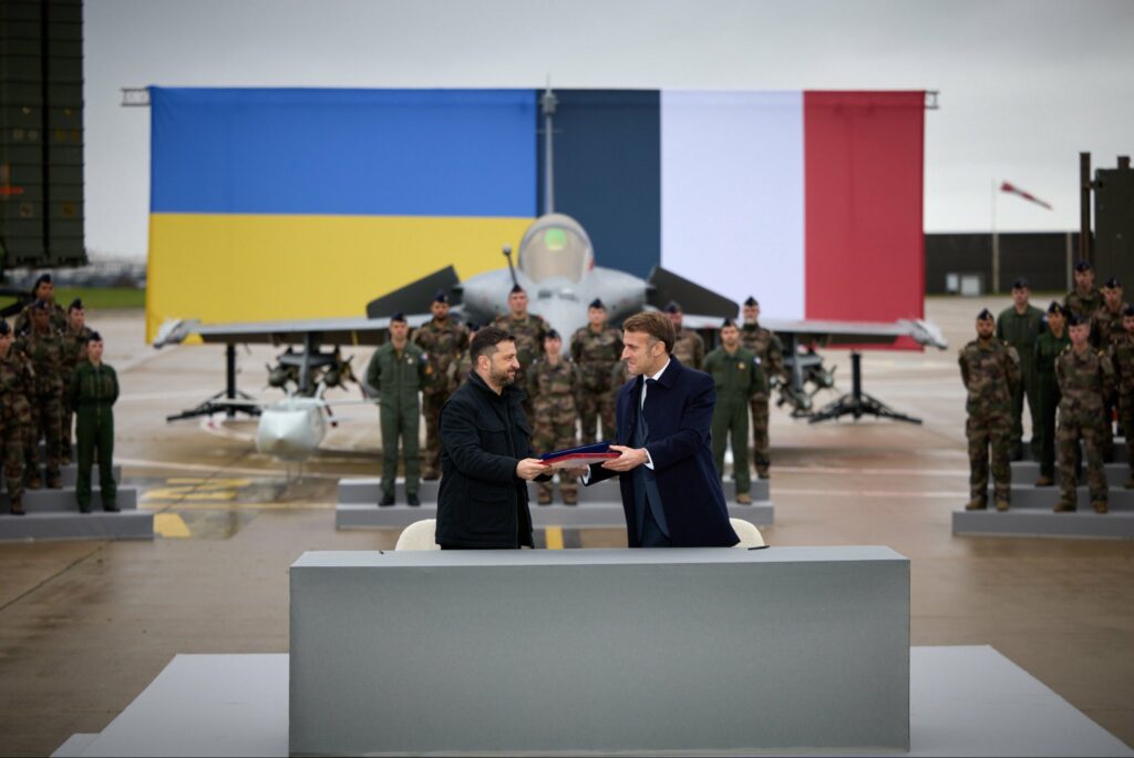 Crusoé: França reforçará Ucrânia com 100 caças Rafale