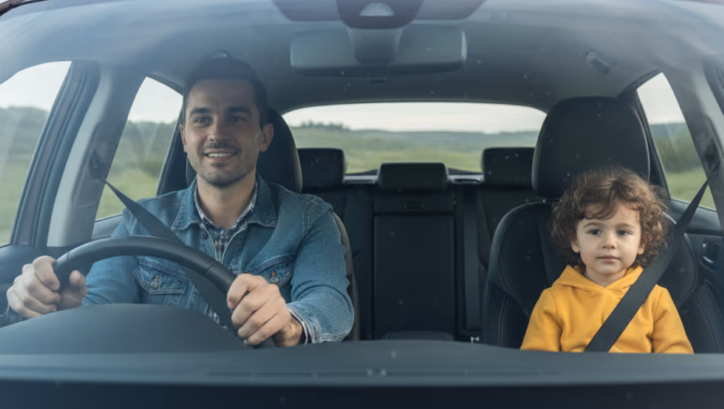Nunca faça isso ao dirigir com uma criança no carro