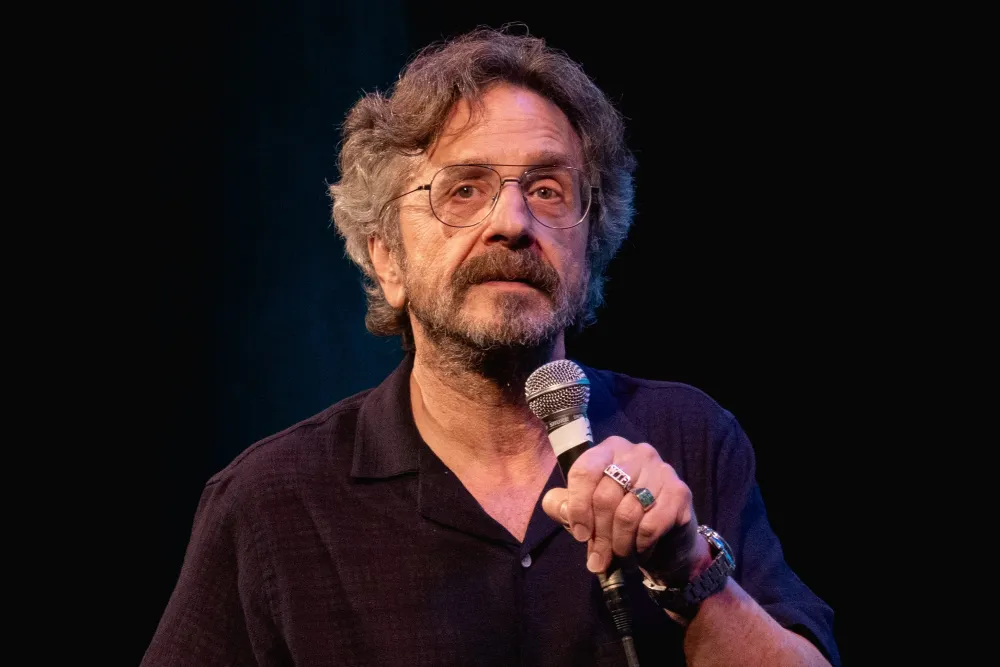 Comediante Marc Maron se recusa a implorar por likes