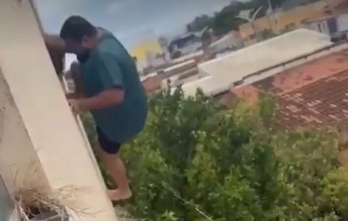 Homem se dá mal, muito mal, ao tentar pegar pipa presa na janela do prédio