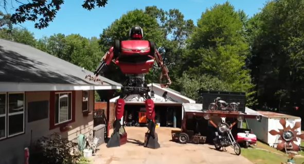 Homem constrói robô Transformer de 7 metros na entrada de casa