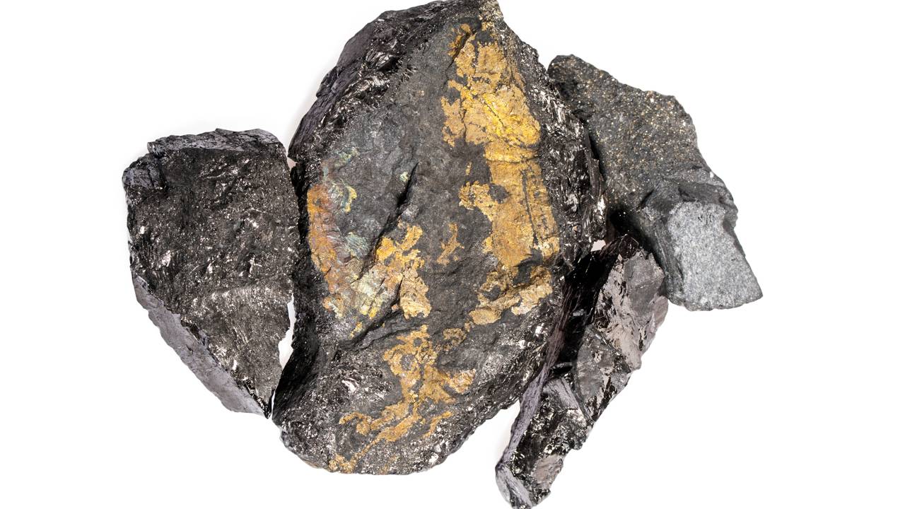 Por anos homem guardou pedra enorme achando que era ouro, porém, era outra coisa ainda mais valiosa