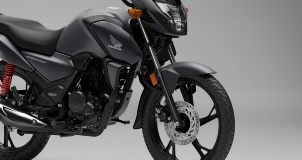 Honda CB125F 2026 é pura economia com até 66 km por litro