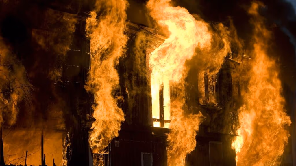 Incêndio devasta complexo de arranha-céus e deixa pelo menos 36 mortos