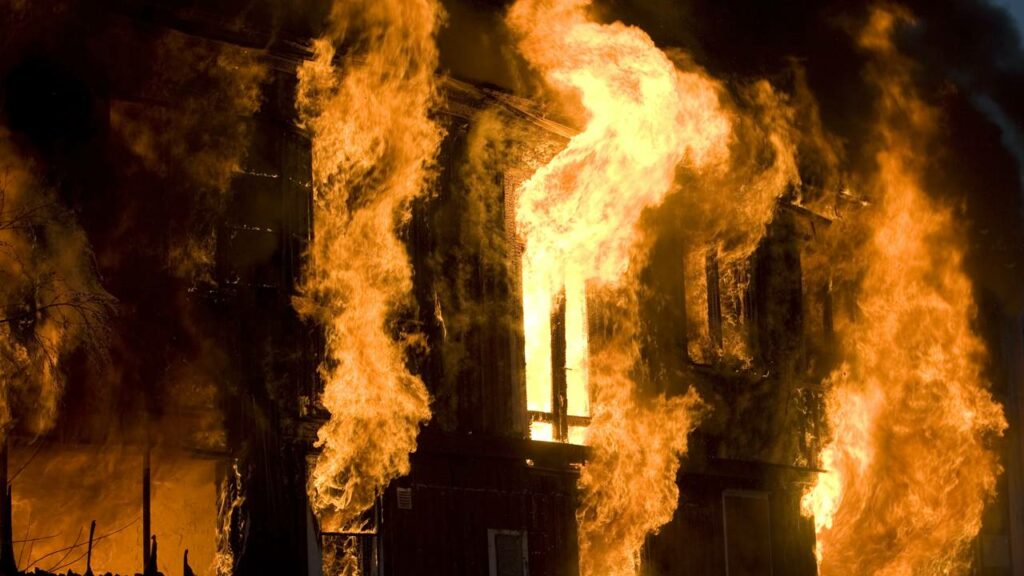 Incêndio devasta complexo de arranha-céus e deixa pelo menos 36 mortos