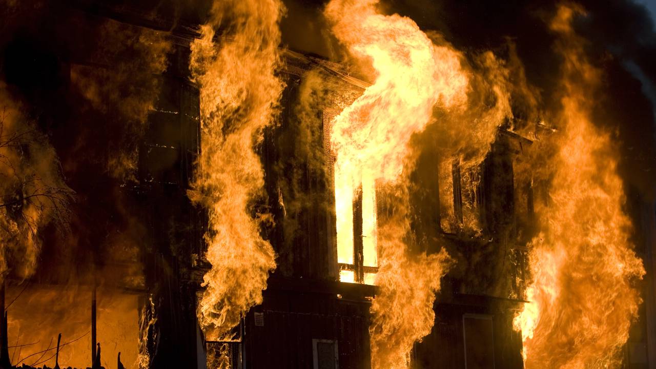 Incêndio devasta complexo de arranha-céus e deixa pelo menos 36 mortos