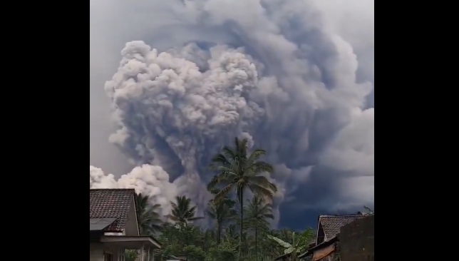 Indonésia emite alerta de tsunami após erupção do vulcão Ruang