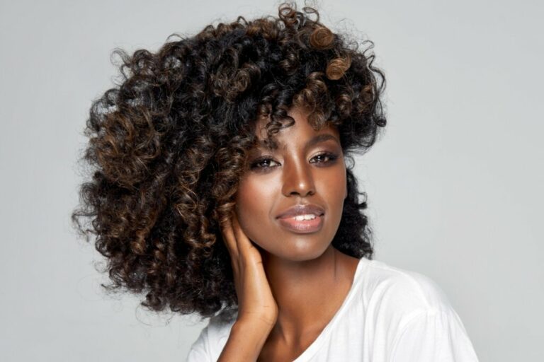 Maquiagem para pele negra: 7 dicas para escolher os produtos ideais