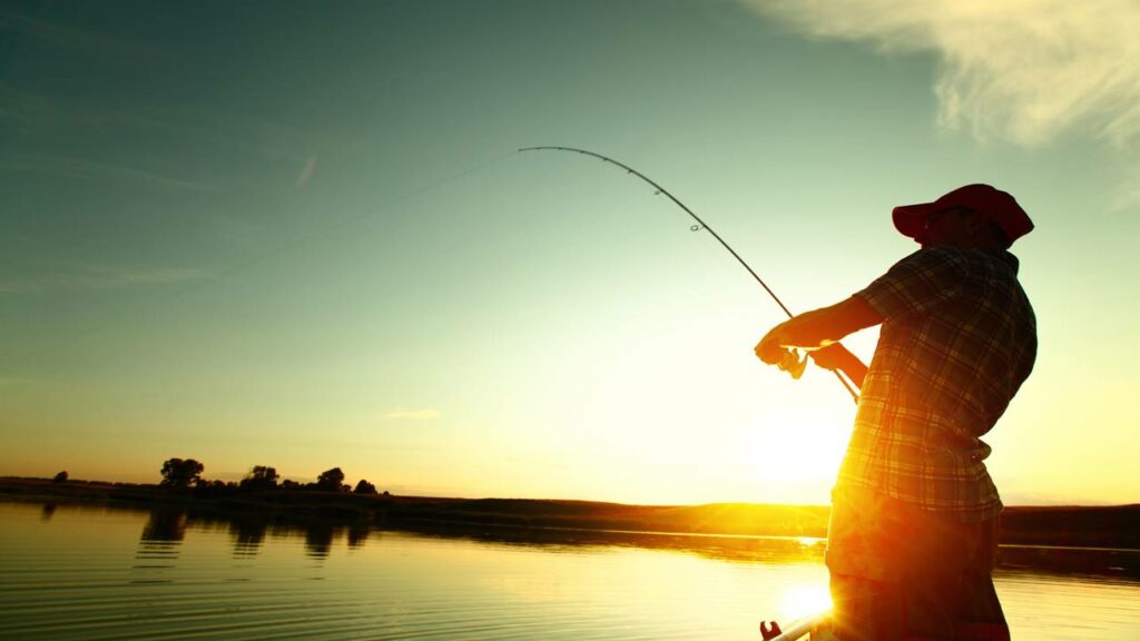 Menino de 13 anos pode ter quebrado recorde mundial após pescar peixe maior que ele