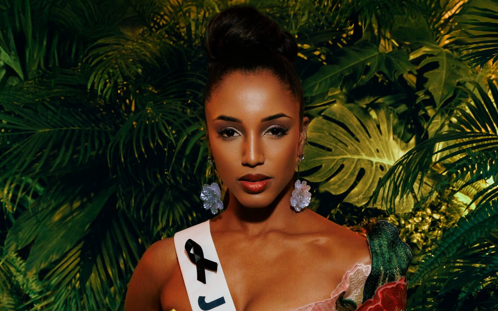 Modelo da Jamaica sofre grave queda no palco do Miss Universo e é hospitalizada