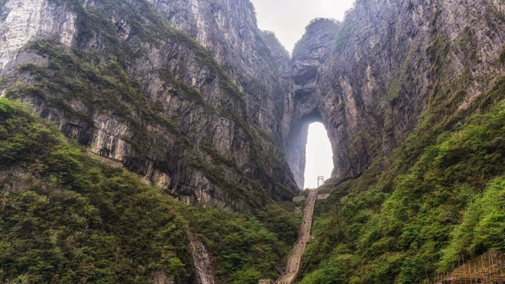 Teste da Chery causa acidente na “Escada Celestial” da China