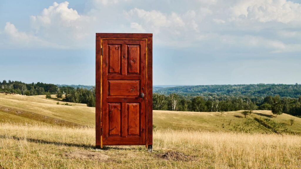 Morador instala porta diferente do padrão e prédio abre sindicância