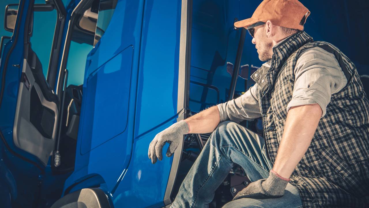 Carreiras técnicas sem faculdade que rendem acima de R$ 7 mil no Brasil