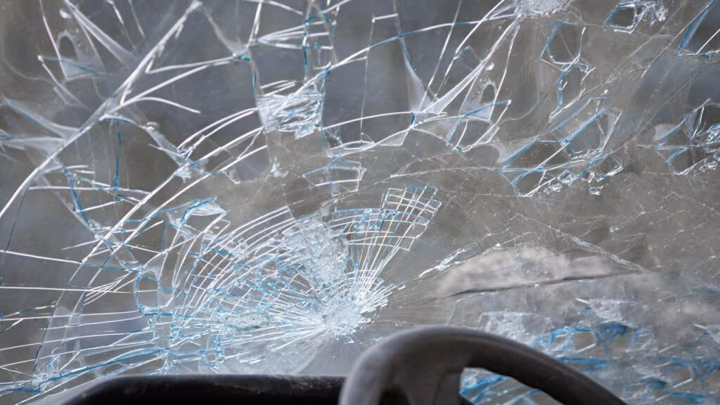Motorista perde controle e carro despenca escada abaixo na zona sul de SP