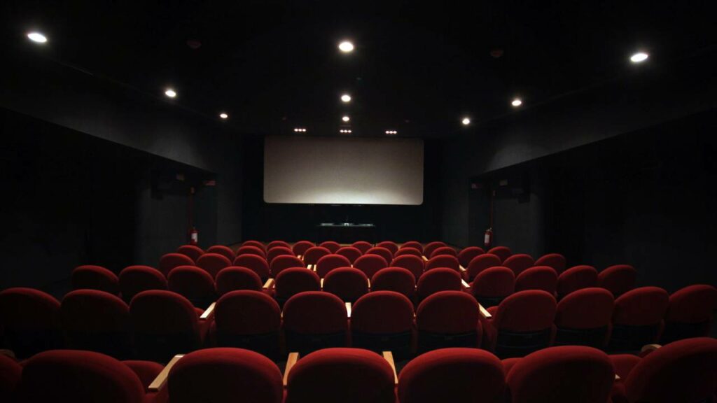O que significa quando uma pessoa gosta de ir ao cinema sozinha, segundo a psicologia
