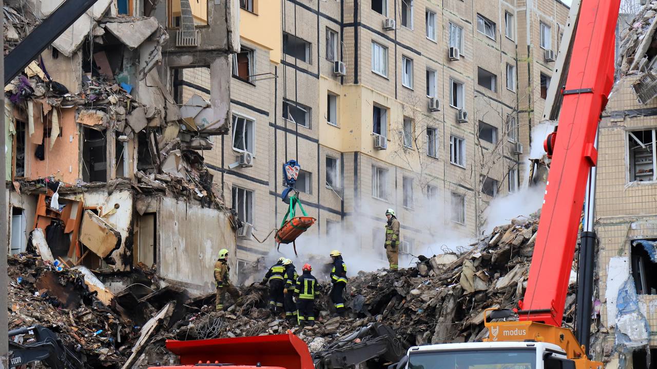 Operador de guindaste faz resgate heroico de trabalhador em topo de prédio em chamas