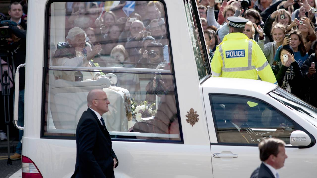 Papamóvel de Francisco vira clínica médica para crianças