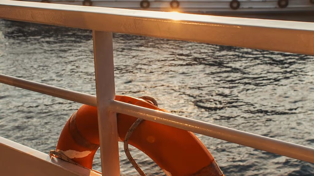 Piratas tentaram invadir navio no Mar da Arábia e se dão mal, muito mal