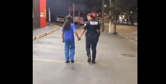 Policial caminha 4 km com criança autista perdida que se recusou a entrar na viatura