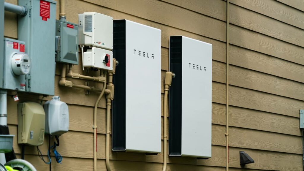 Tesla realiza recall de mais de 10 mil baterias por risco de incêndio