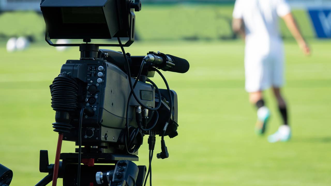 Repórter da Globo se pronuncia após ser agredida durante transmissão ao vivo