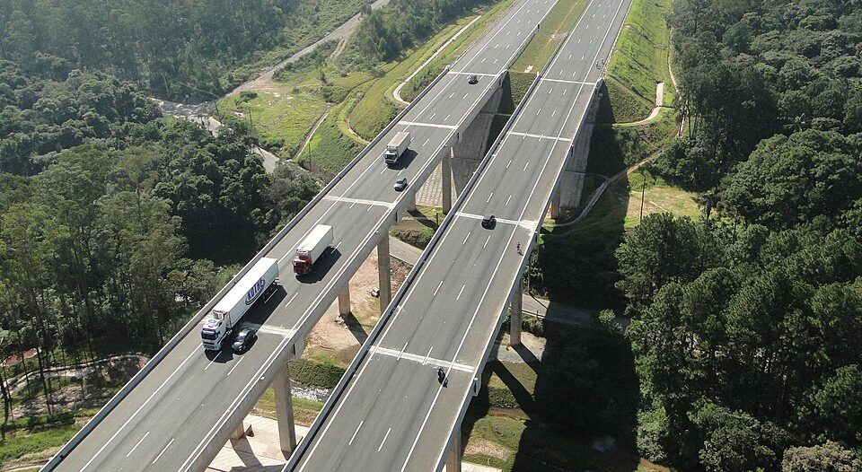 Quatro jovens morrem após carro cair de viaduto no Rodoanel
