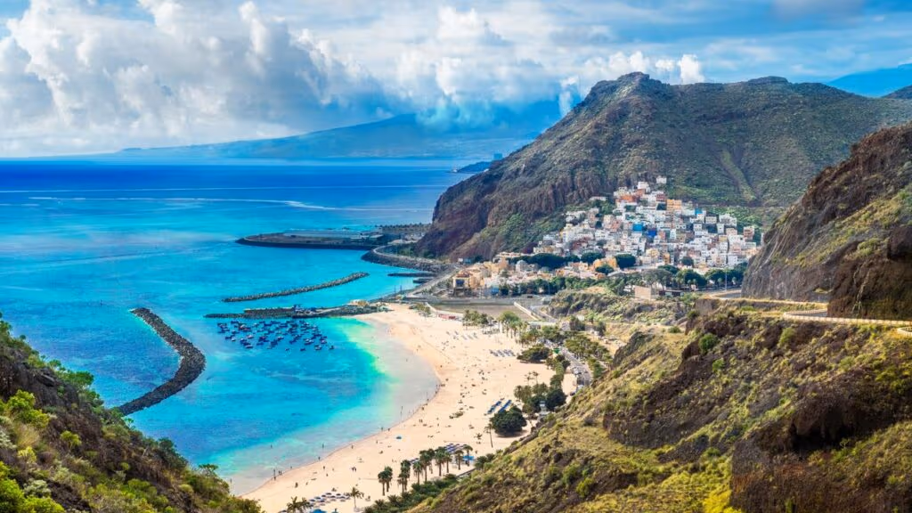 O mar desse lugar tem 7 cores e vira xodó mais desejado dos turistas