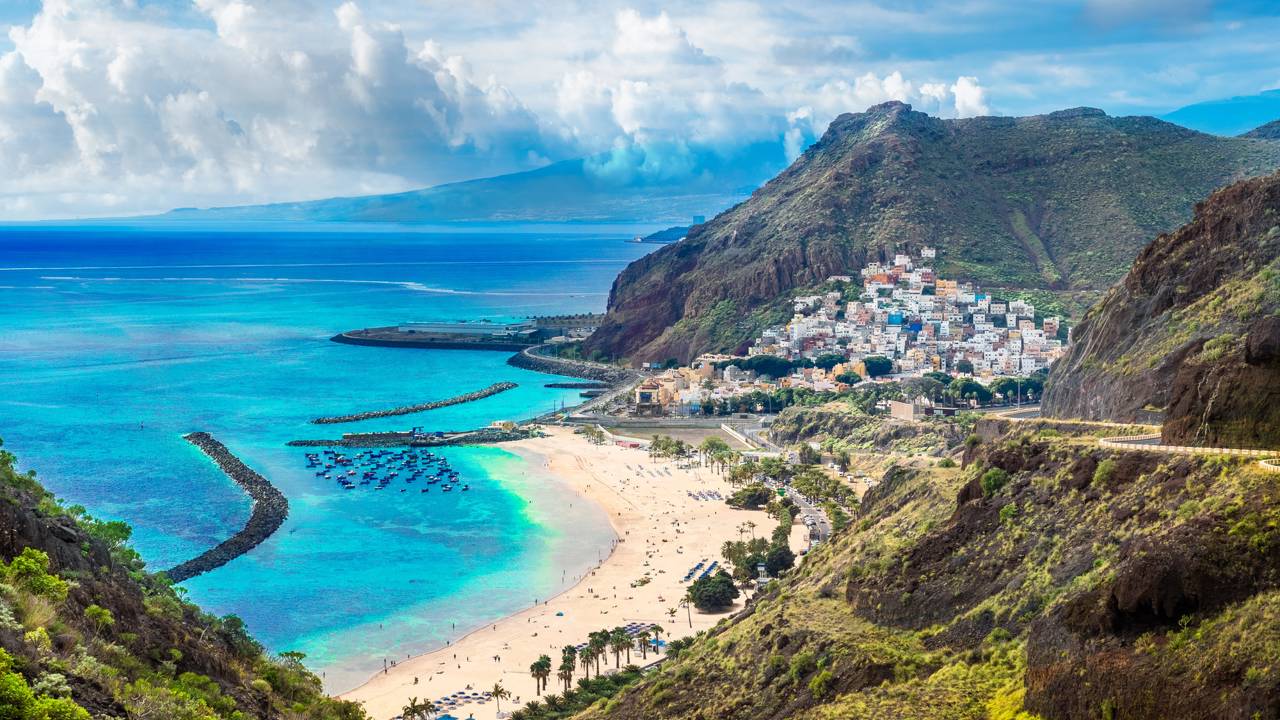 O mar desse lugar tem 7 cores e vira xodó mais desejado dos turistas