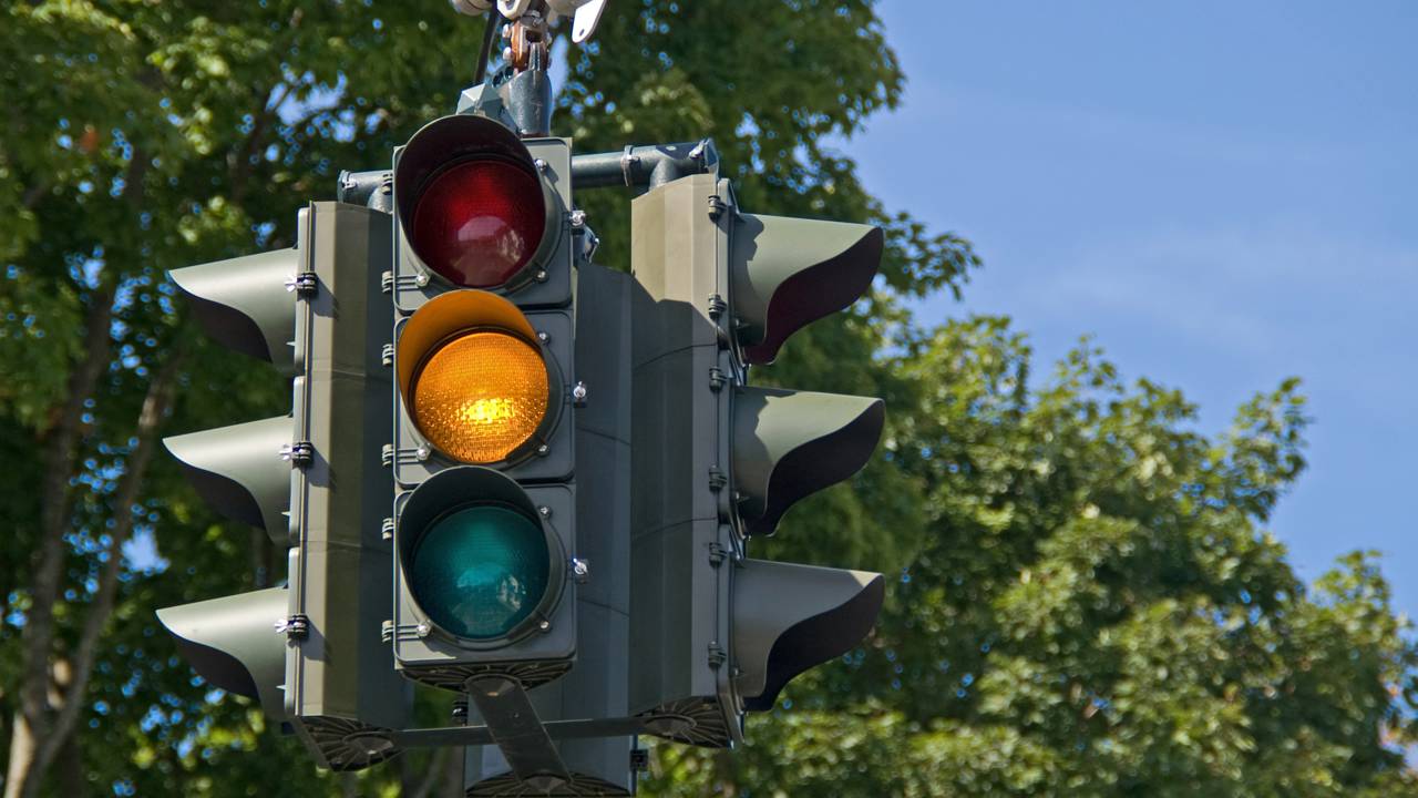 O que significa quando alguém acelera no farol amarelo para a lei de trânsito?
