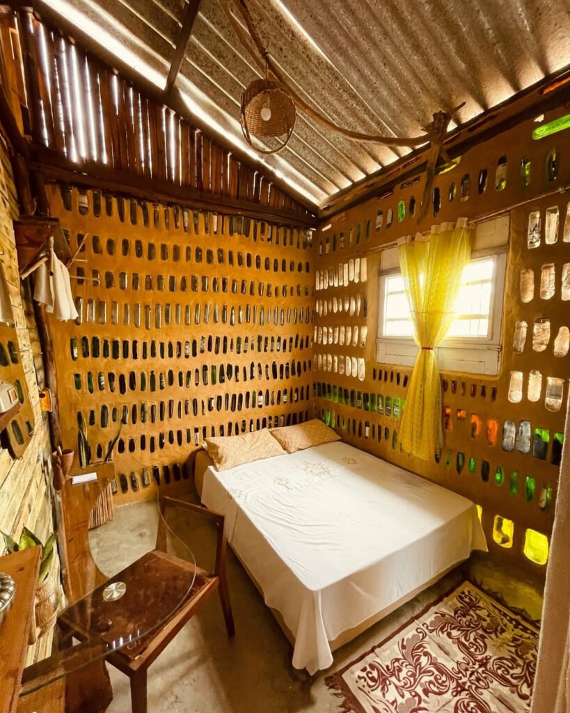 Estrutura da casa construída com garrafas recicladas