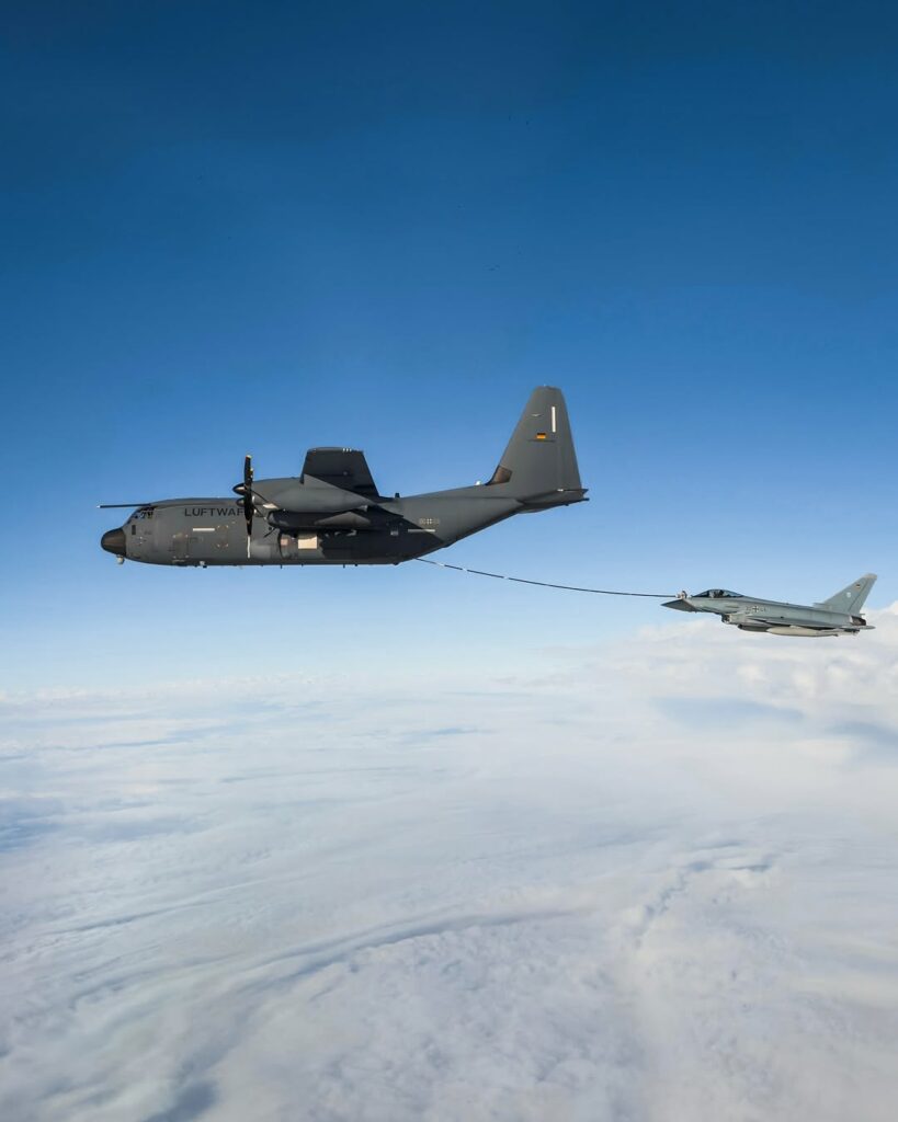 KC-130J abastecendo um Typhoon Eurofighter em pleno vôo - Reprodução/Instagram/@team_luftwaffe