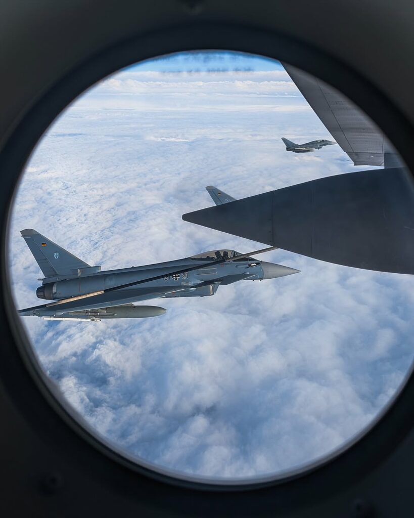 Typhoon Eurofighter visto pela janela do KC-130J - Reprodução/Instagram/@team_luftwaffe