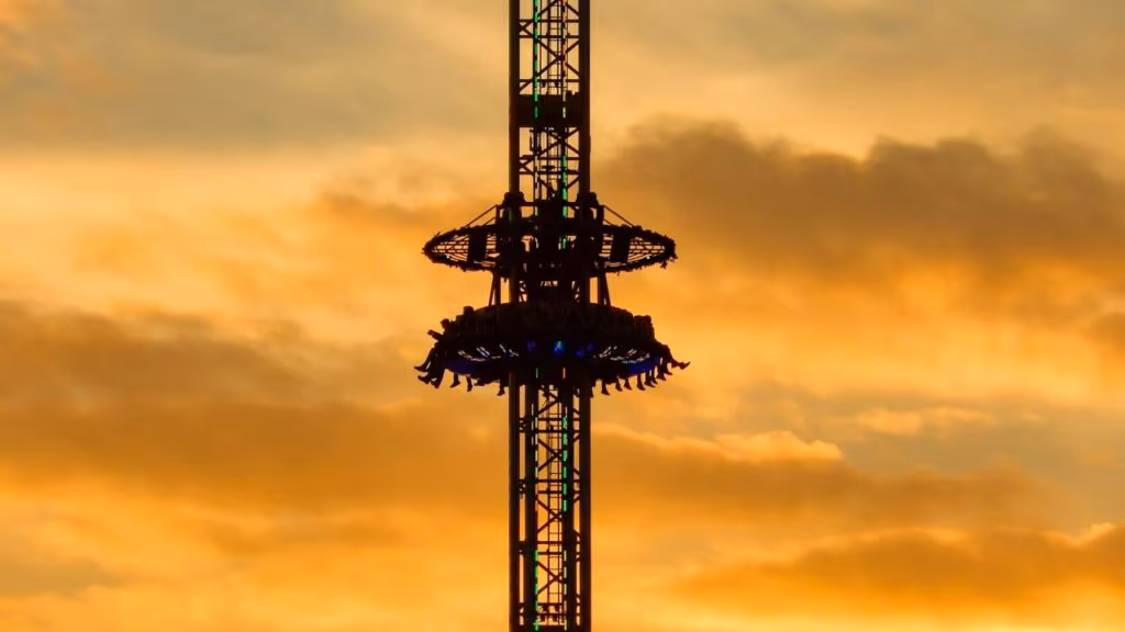 Susto no parque! Família fica presa nas alturas em brinquedo no Beto Carreira
