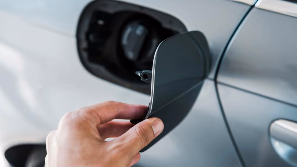 Por que devemos sempre limpar a porta e a entrada do tanque de gasolina?