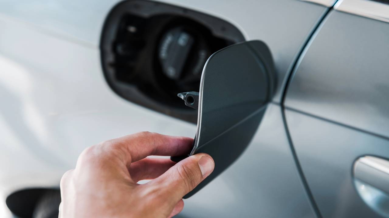 Por que devemos sempre limpar a porta e a entrada do tanque de gasolina?