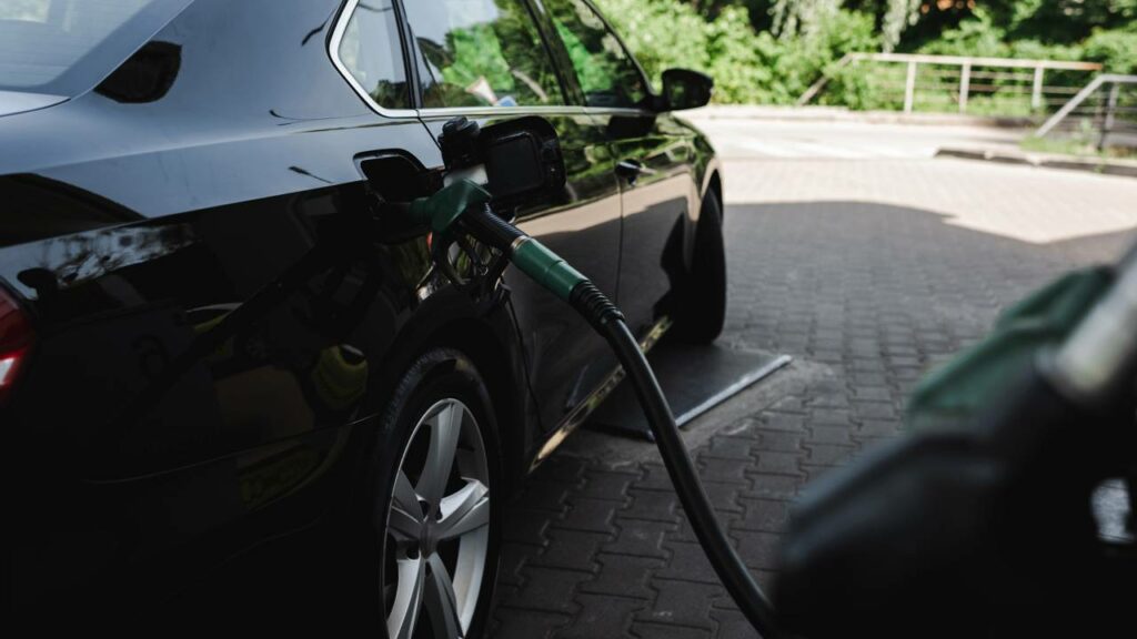 Por que devemos sempre limpar a porta e a entrada do tanque de gasolina?