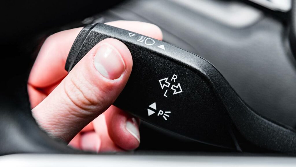 O que diz a lei sobre o uso de sinais com o braço no trânsito para substituir a seta?