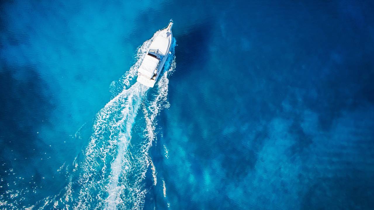 Vivemos em um barco que se tornou fonte de renda e foi mais barato que a entrada do apartamento: “mar virou nossa casa e escritório, tchau cidade